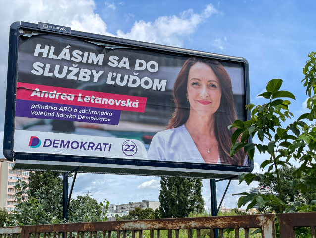 Billboard strany Demokrati, august 2023