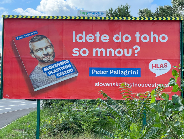 Billboard strany Hlas-SD, kniha Petra Pellegriniho