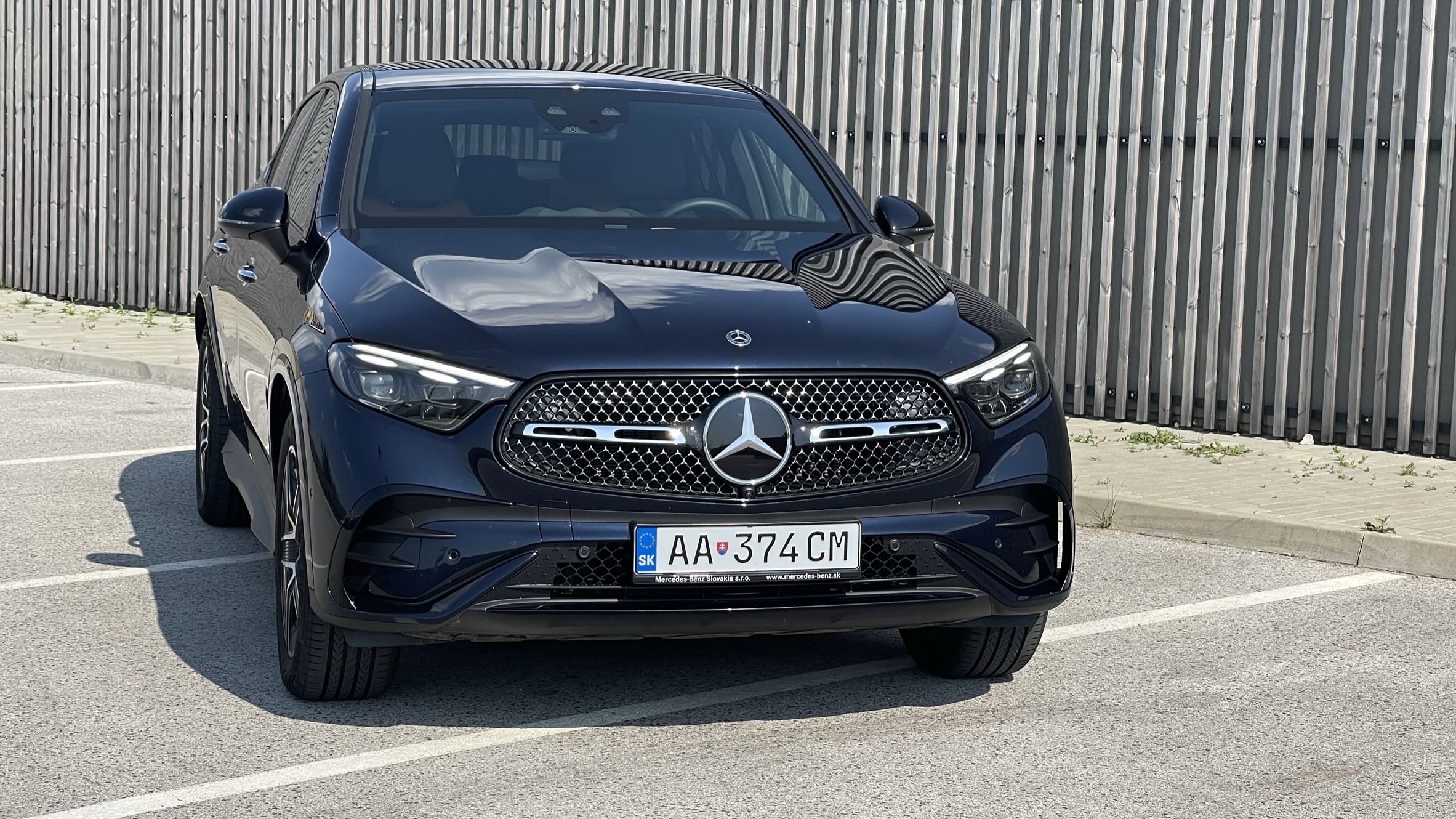 V rámci modernizácie sa pozmenili predné svetlá, na testovanom aute sme mali prednú masku "vylepšenú" AMG paketom.