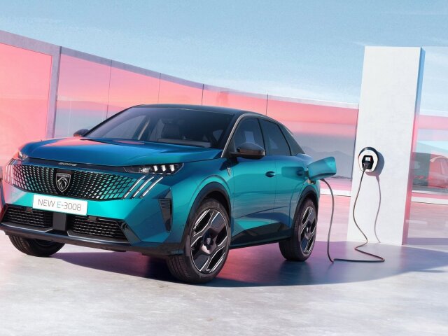 Na chvoste sa ocitli nové elektromobily kocernu Stellantis – Peugeoty E-3008 a E-5008. Prvý z nich potreboval na nabíjačke stráviť až 47 minút, čo je o 17 minút dlhšie, než deklaruje.