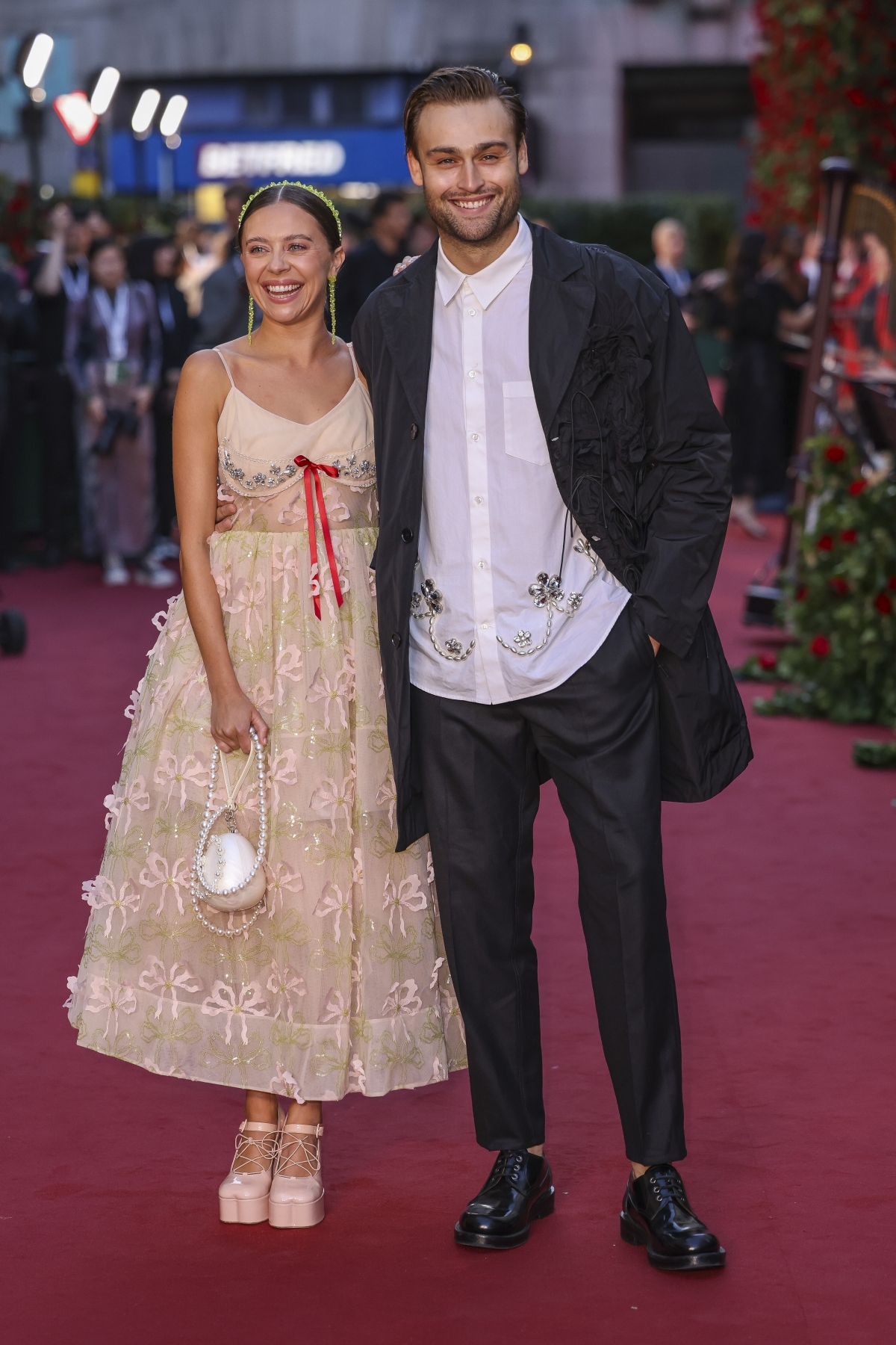 Bel Powley v šatách Dior a herec Douglas Booth 