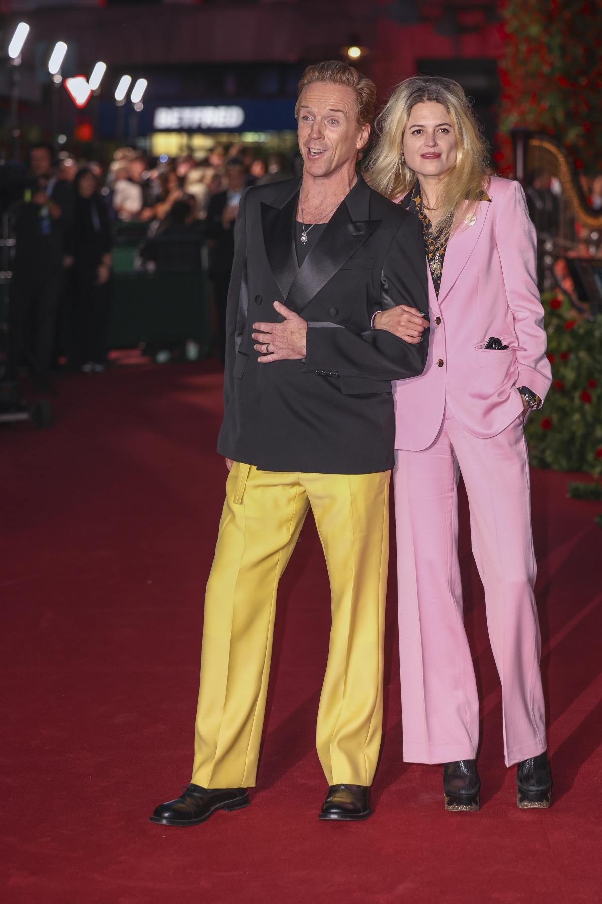 Herec Damien Lewis a speváčka Alison Mosshart.