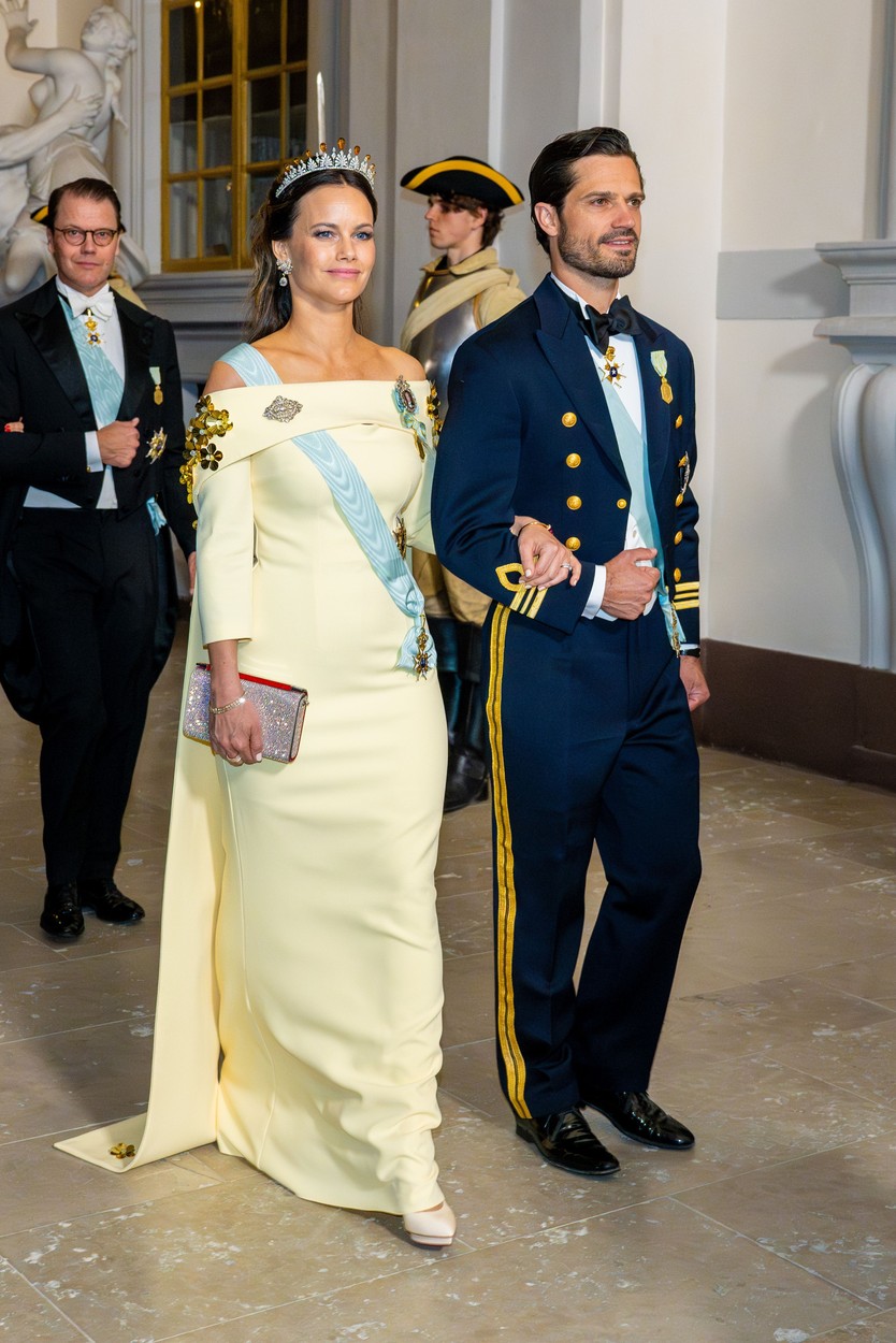 Švédsky princ Carl Philip a jeho manželka, princezná Sofia prichádzajú na banket pri príležitosti osláv 50 rokov kraľovania kráľa Carla Gustafa.