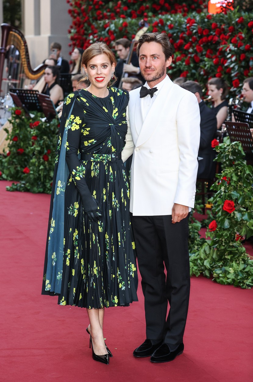 Princezná Beatrice a jej manžel Edoardo Mapelli Mozzi na akcii Vogue World Event. Princezná mala na sebe kreáciu Richard Quinn.