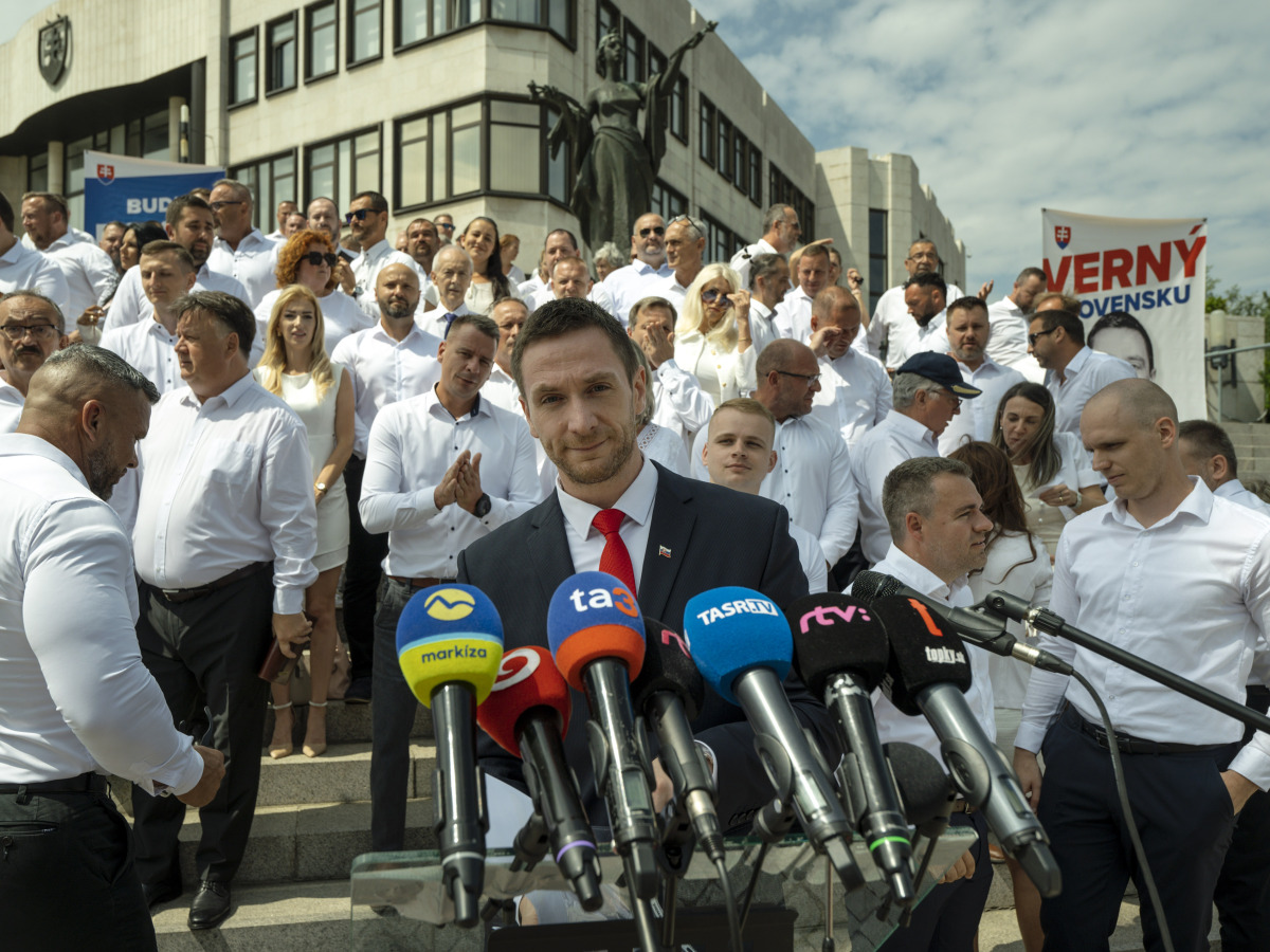 Milan uhrík, republika, kandidátka