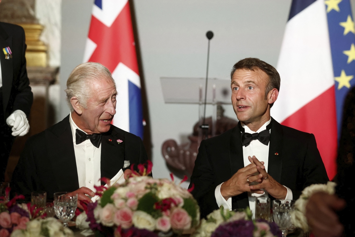 Emmanuel Macron a britský kráľ Karol III.
