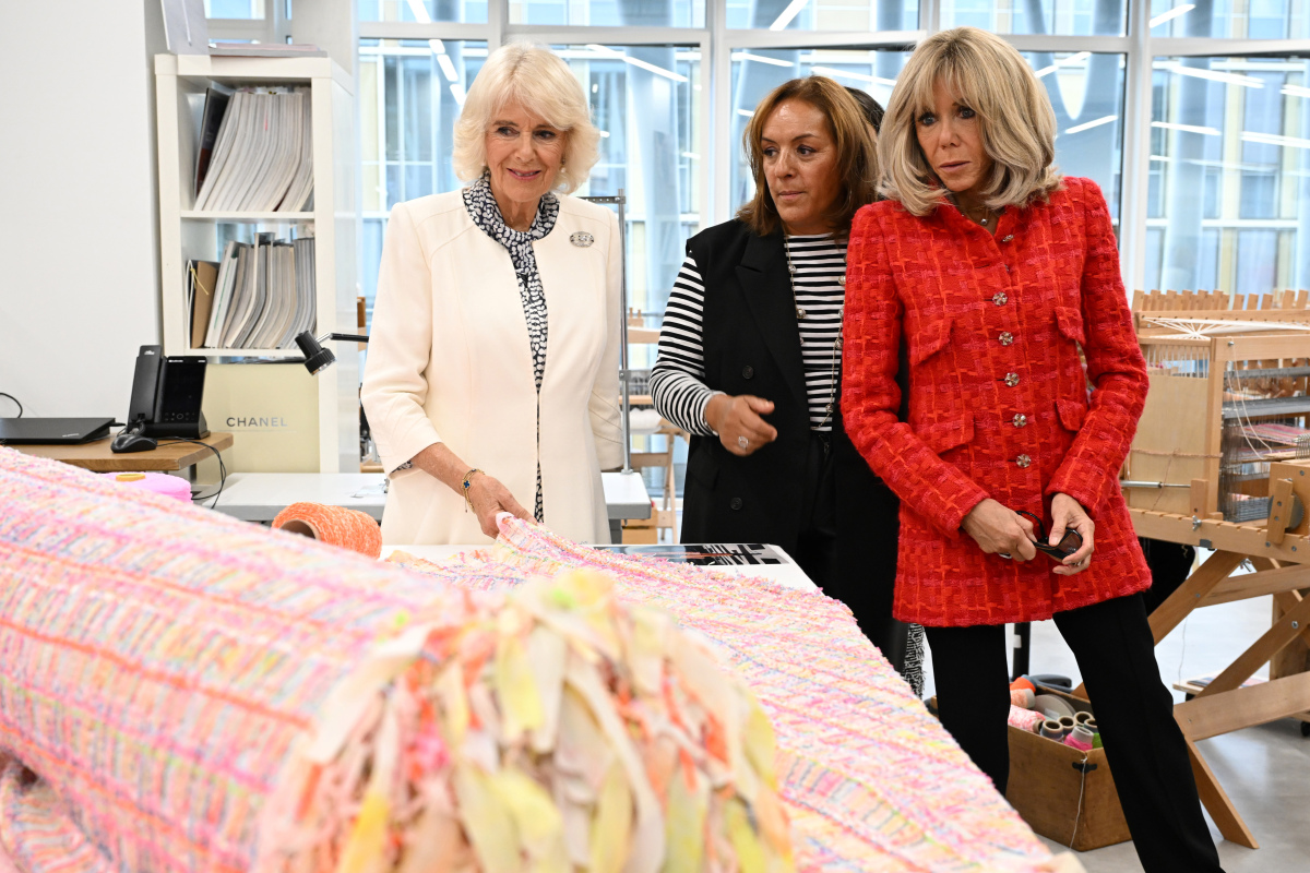 kráľovná Camilla (vľavo) a prvá dáma Francúzska Brigitte Macron