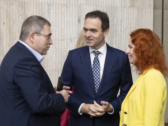 vláda, ódor. bútora, vašáková