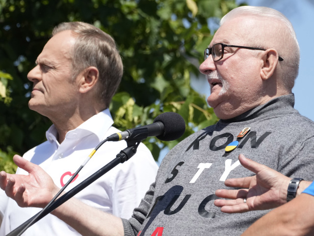 Lech Walesa (vpravo) a líder opozičnej centristickej strany Donald Tusk na protivládnom pochode vo Varšave, ktorý sa konal 4. júna 2023,  na 34. výročie prvých demokratických volieb v roku 1989.