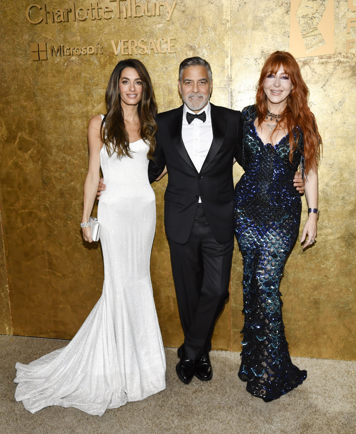 George Clooney, jeho manželka Amal Clooney (vľavo) a podnikateľka a majiteľka kozmetickej značky Charlotte Tilbury