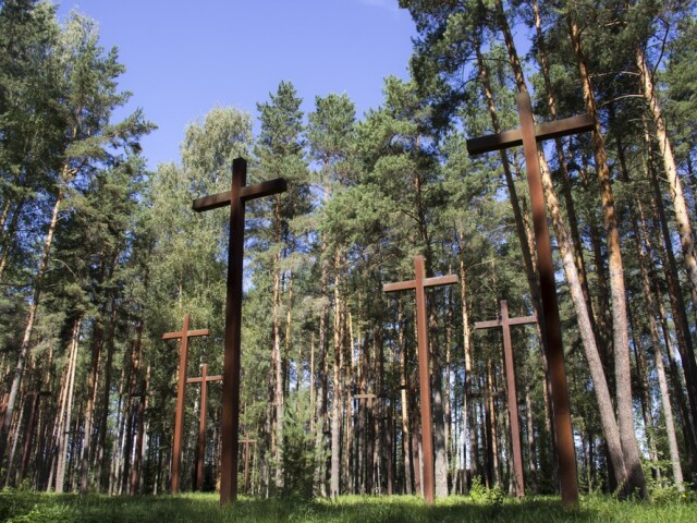 Cintorín popravených poľských vojnových zajatcov v memoriálnom komplexe Mednoje.