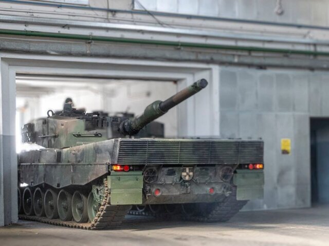 Ukrajinský tank Leopard 2 opravený v Poľsku po tom, čo bol poškodený na začiatku protiofenzívy.