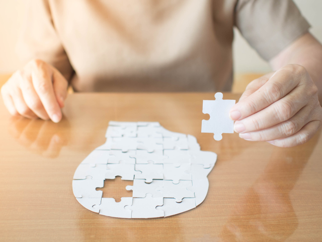 žena sklada puzzle