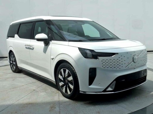 Na dizajn historicky prvého Volva v triede MPV si budeme musieť chvíľu zvykať. Jeho cieľom je zaútočiť najmä na čínskych konkurentov, akými sú Lexus LM alebo Buick GL8. Do Európy sa tento elektromobil pravdepodobne nechystá.