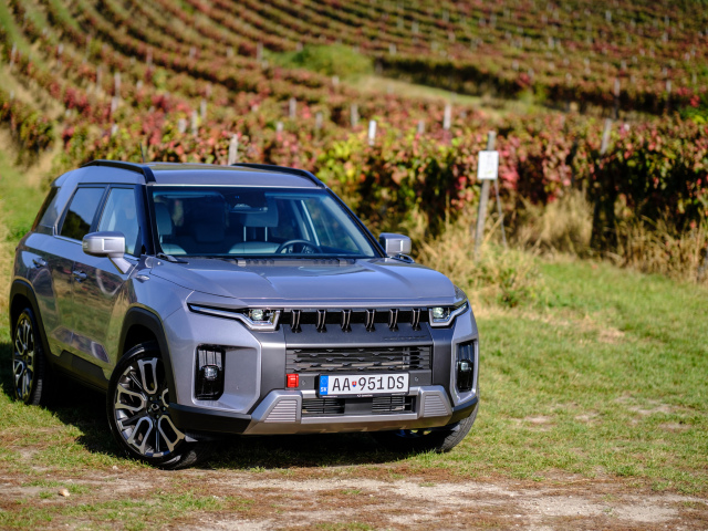 Torres to hrá dizajnom na drsný off-road. A robí to dobre. Možno si naň budete chvíľu zvykať, ale v každom prípade nesplyniete s davom. Predná maska je akoby mixom Jeepu a Mitsibishi.