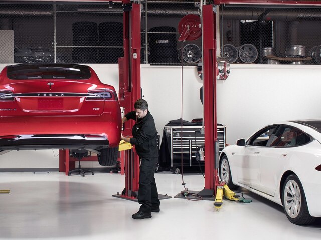 Zoznamu najproblémovejších ojazdených áut sa nevyhla ani Tesla. Model 3 má problém, s brzdami, s hrdzou či so zavesením kolies.