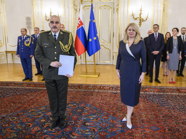Povýšený na generálmajora Tibor Králik a prezidentka Zuzana Čaputová počas povýšenia a vymenovania generálov Ozbrojených síl SR v Prezidentskom paláci v Bratislave 24. októbra 2023