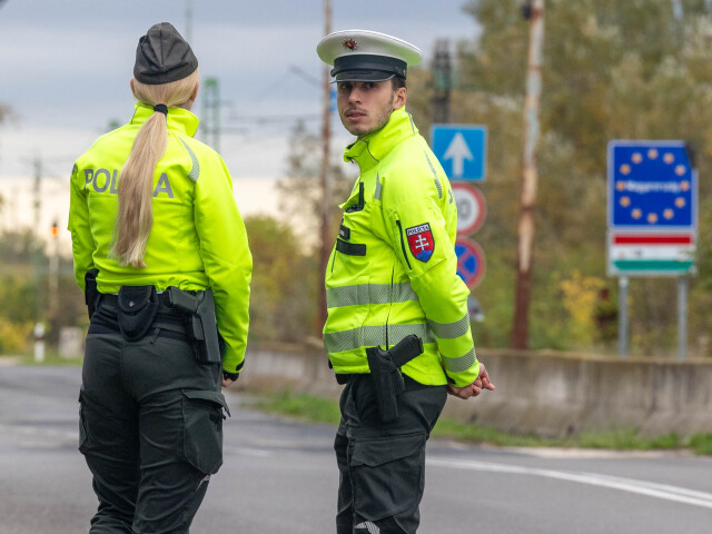 Príslušníci Policajného zboru na hraničnom priechode Čunovo-Rajka