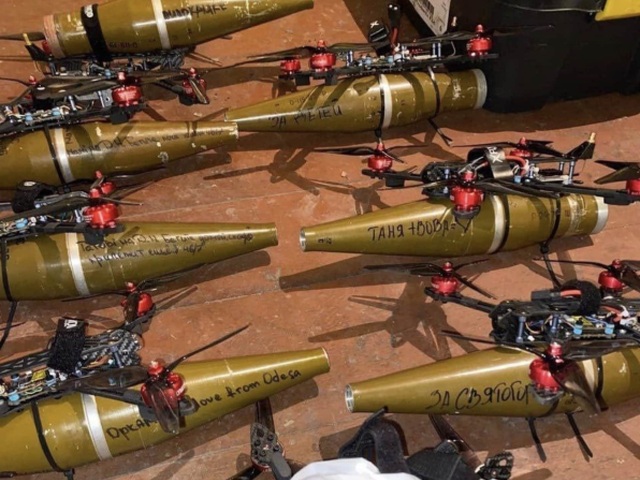 Ukrajinské FPV kamikadze drony s protitankovými hlavicami z RPG-7.