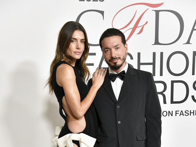 J Balvin a jeho partnerka - modelka Valentina Ferrer v šatách Mônot.