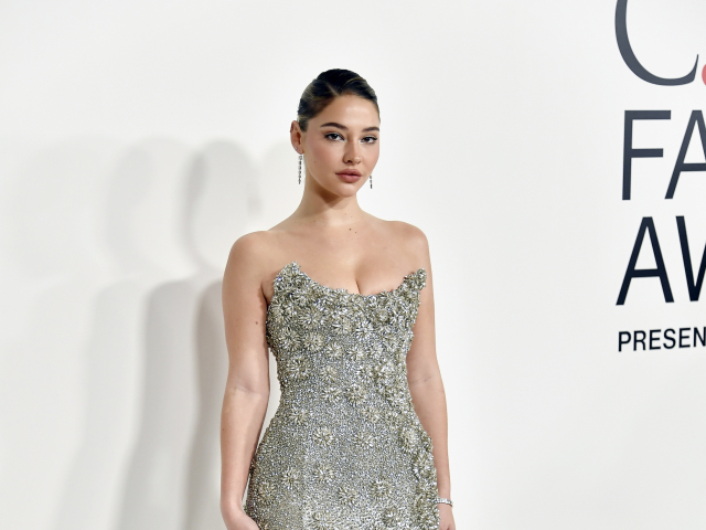 Madelyn Cline prišla v šatách Oscar de la Renta.