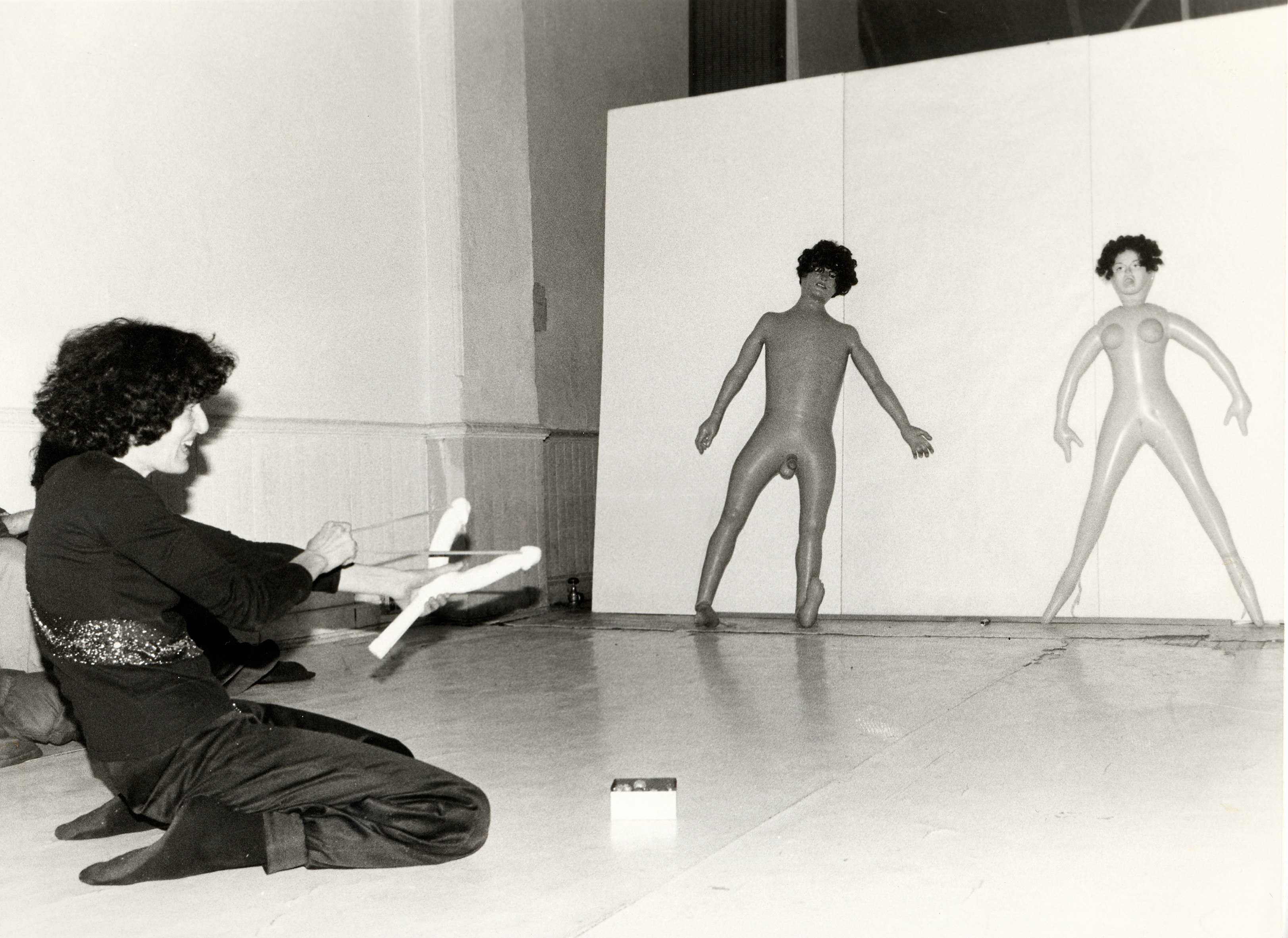 Renate Bertlmann počas performance Sling Shot Action v roku 1980 v New Yorku.