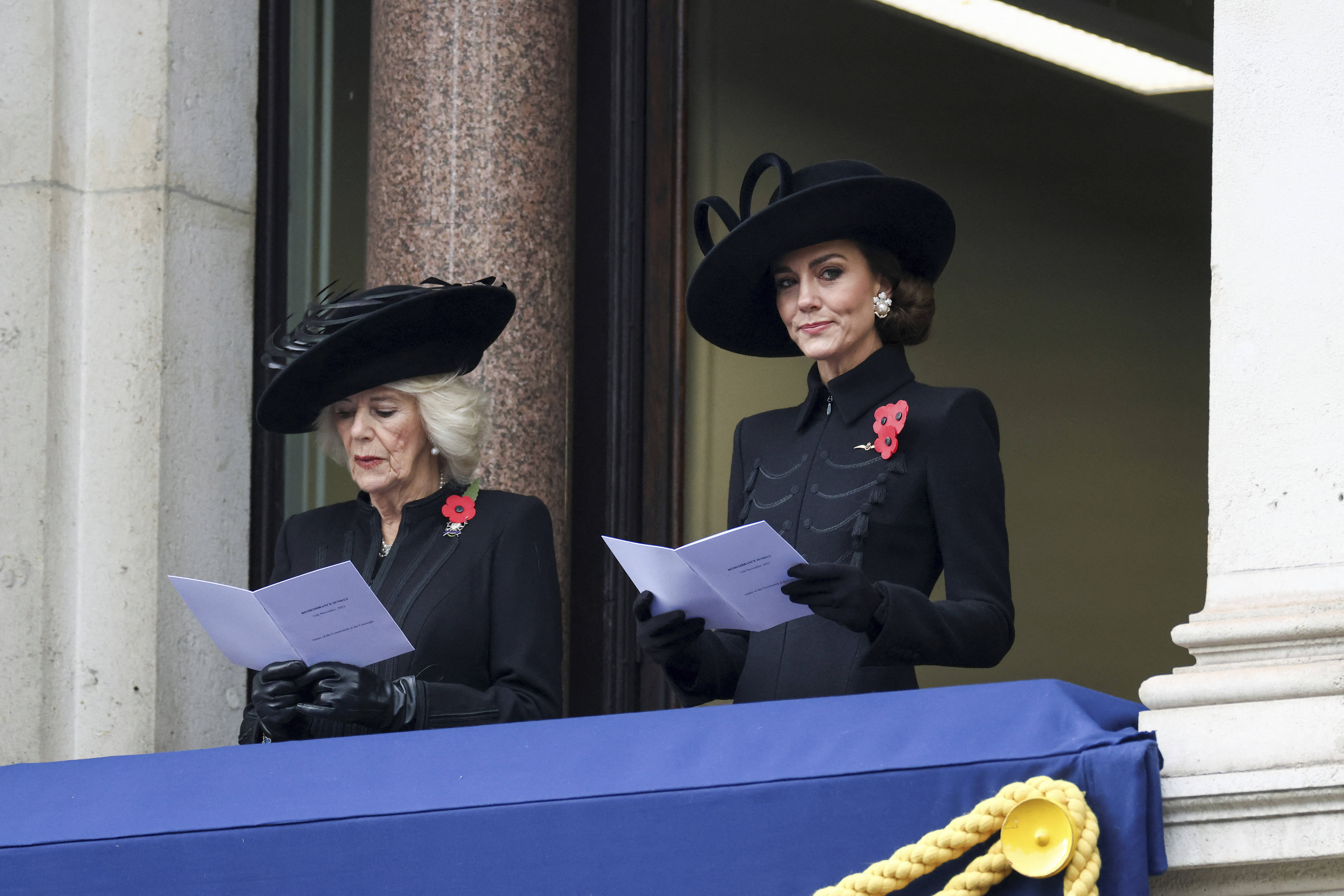 Britská kráľovná Camilla (vľavo) a princezná Kate počas slávnostného ceremoniálu na pripomienku vojakov padlých v službe a v boji, ktorý každoročne pripomína Remembrance Day.