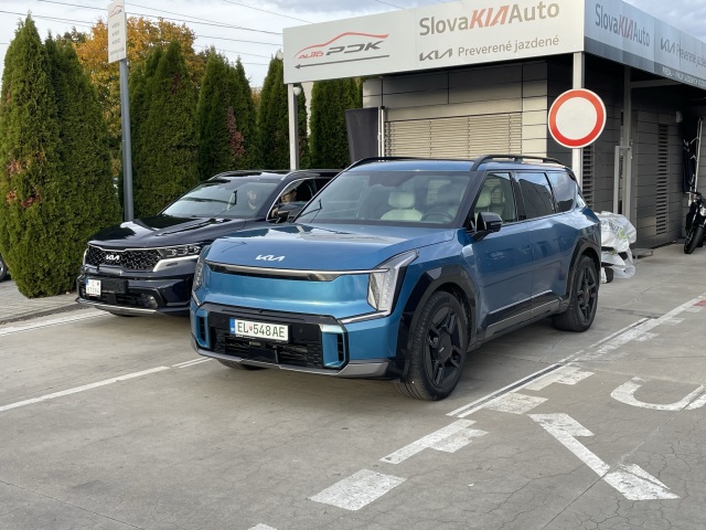 Naša spotreba sa vyšplhala v chladnom počasí a bez obmedzovania v dynamike na 30,3 kWh na 100 km. V lete a s ľahšou nohou na plyne to bude oveľa menej. No aj za nepriaznivých podmienok  dáte minimálne 300 km bez stresu.