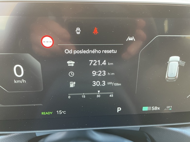 Veľa zastávok na nabíjačkách potrebovať nebudete. A nebudú dlhé, pretože EV9 nabíja pekelne rýchlo a vďaka veľkej batérii má solídny dojazd.