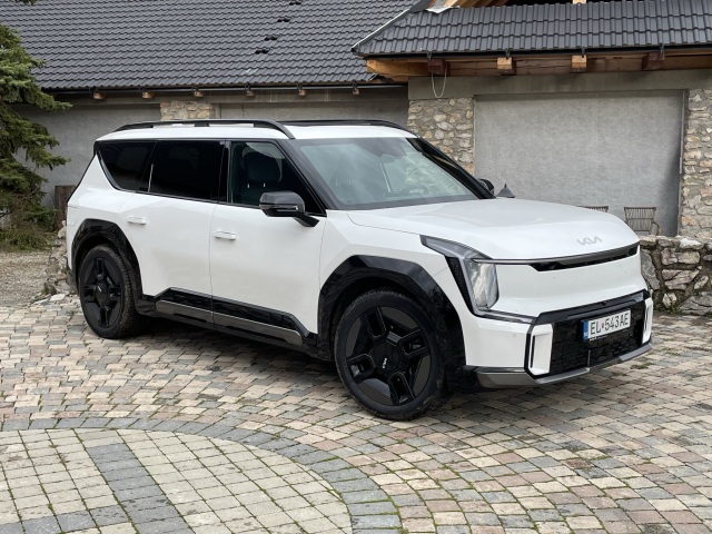 EV9 je postavené na predĺženej platforme E-GMP. Na dĺžku má cez päť metrov a šírku takmer dva. V porovnaní so Sorentom je dlhšia o 200 mm.
