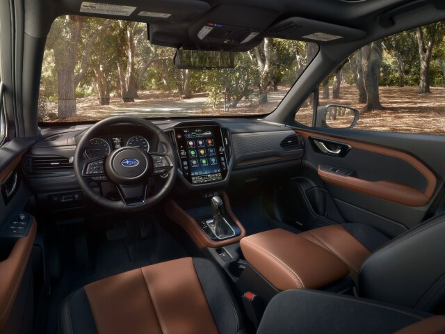 Interiér má konečne moderný infotainment s 11,6-palcovou vertikálnou obrazovkou. Sympatické však je, že Subaru zachovalo klasické analógové prístroje.