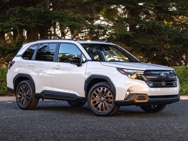 Forester si ponechal svoj robustný charakter. Jeho línie sú ale predsa len o čosi uhladenejšie a aerodynamickejšie.