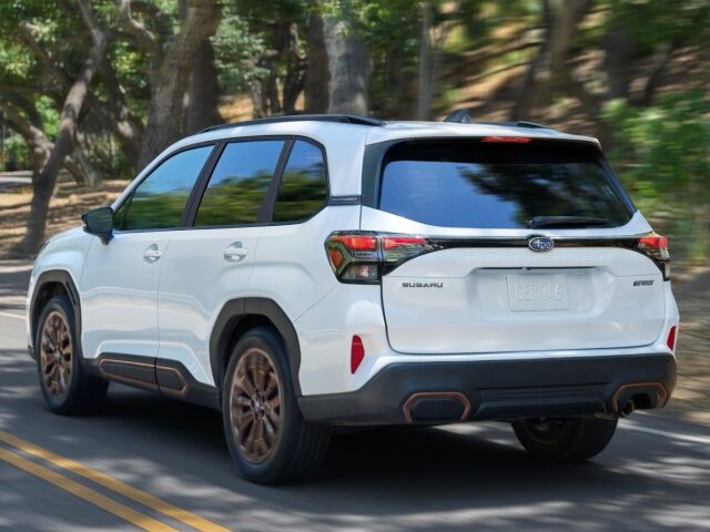 Forester sa môže pochváliť svetlou výškou až 220 mm. To je viac, než ponúkajú konkurenčné SUV. Kolesá majú 19 palcov.