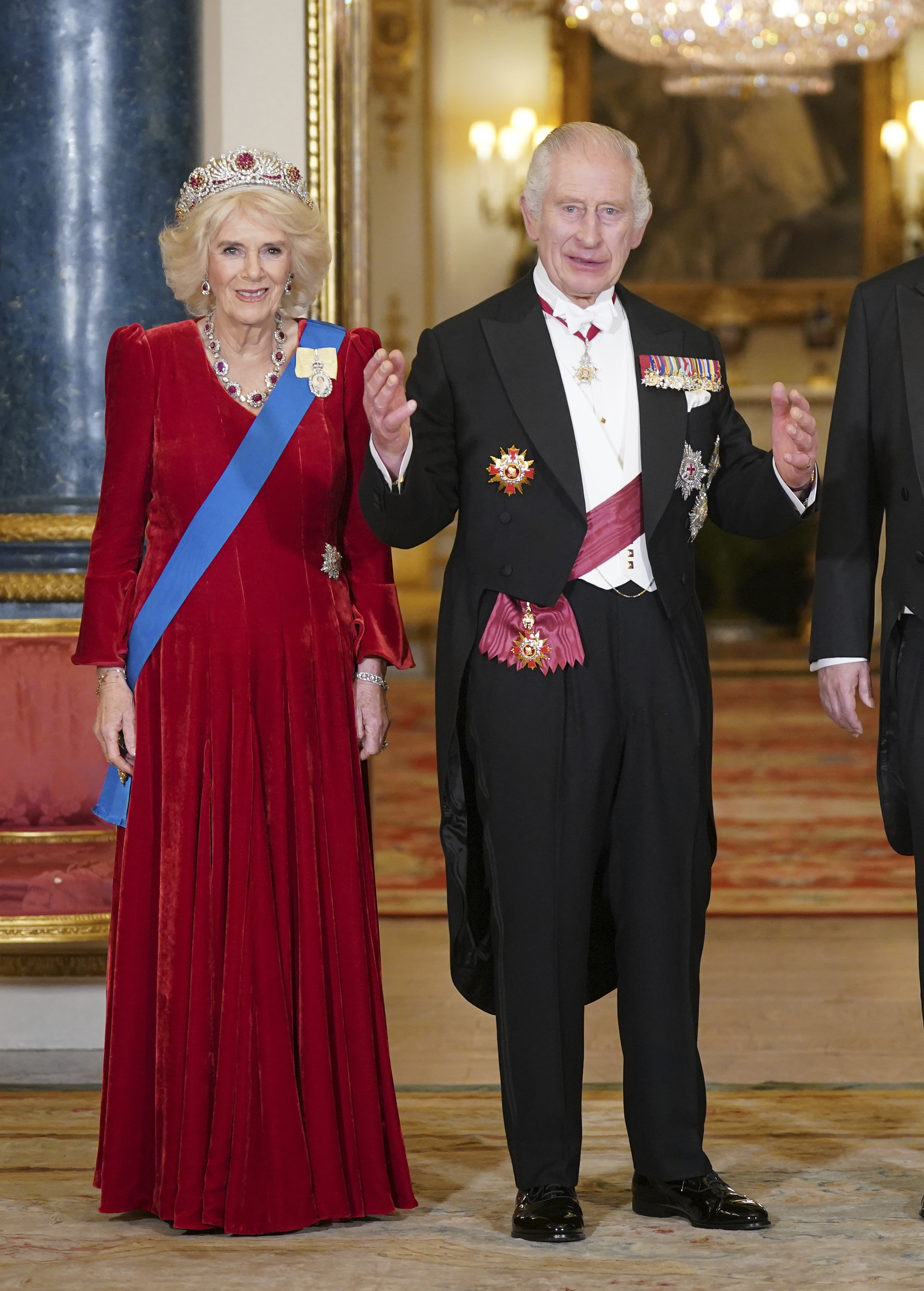 Kráľ Karol III. a jeho manželka, kráľovná Camilla v šatách od dizajnérky Fiony Claire a s korunkou Burmese Ruby Tiara (Barmská rubínová tiara).