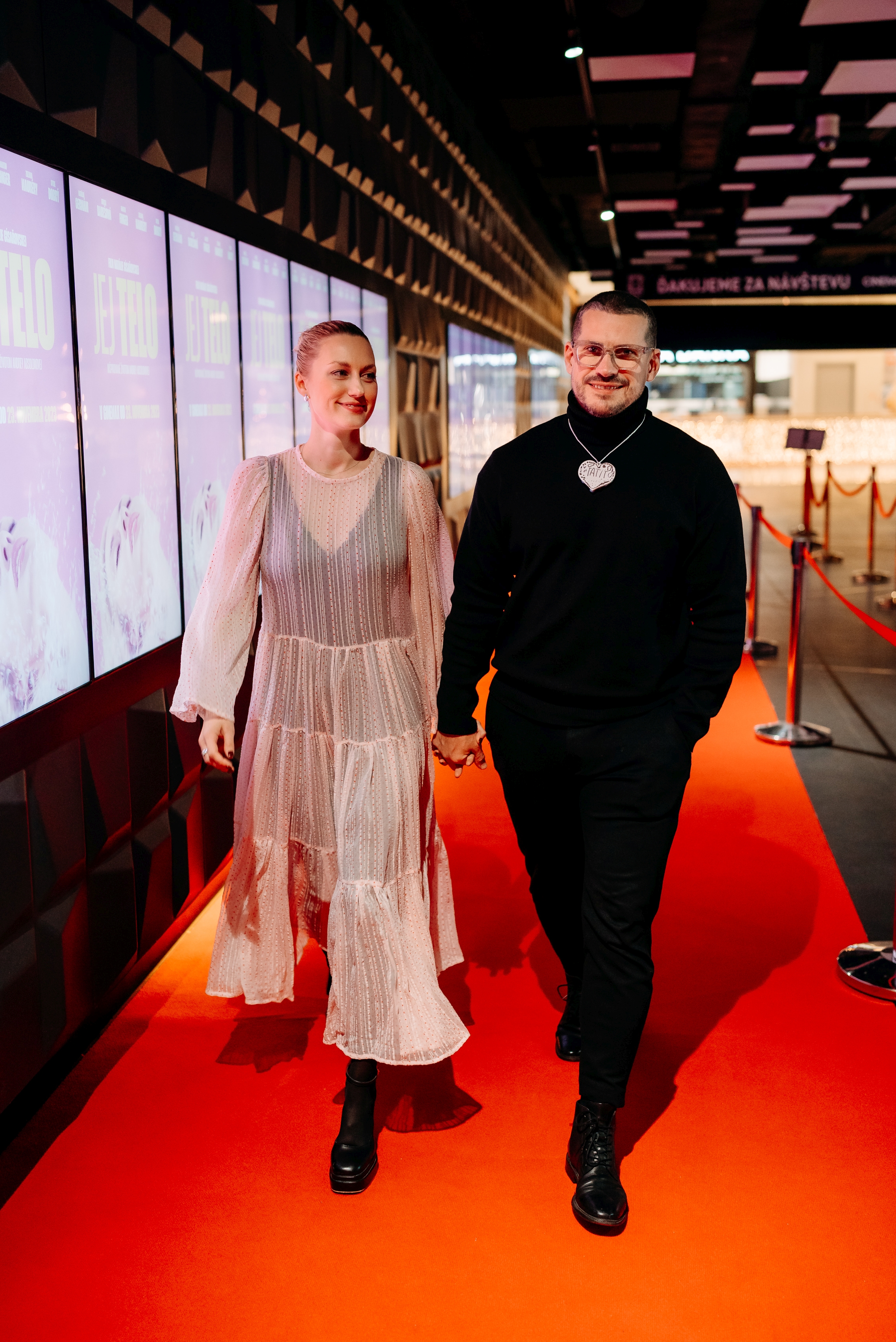 Herečka Natália Germáni a jej manžel, hudobník Martin Valihora na premiére filmu Jej telo v Bratislave.