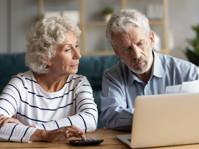 dôchodcovia, seniori, laptop, dane, manželia