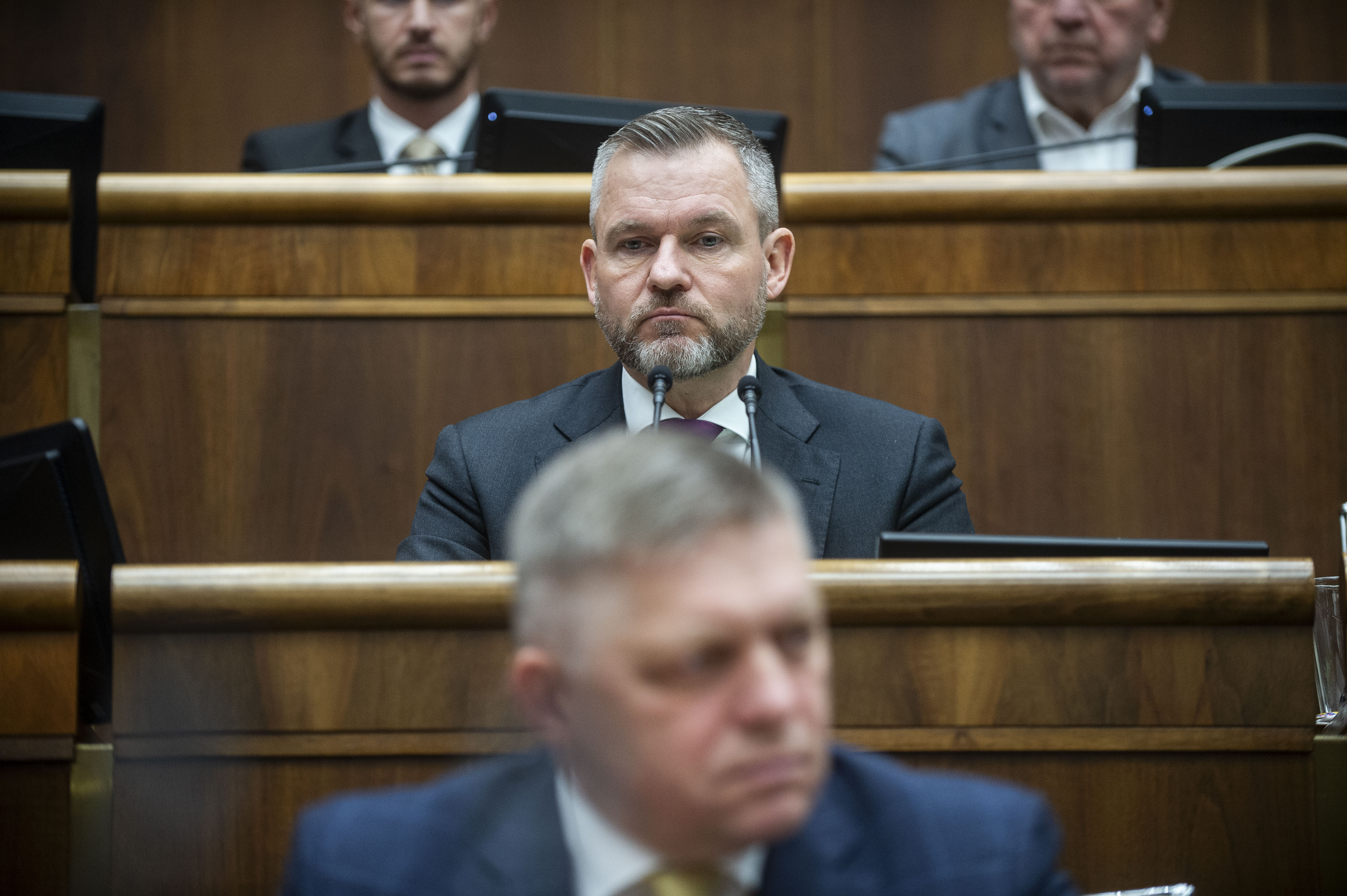 Na snímke dole vpredu predseda vlády SR Robert Fico (Smer) a hore predseda parlamentu Peter Pellegrini (Hlas) počas schôdze Národnej Rady.