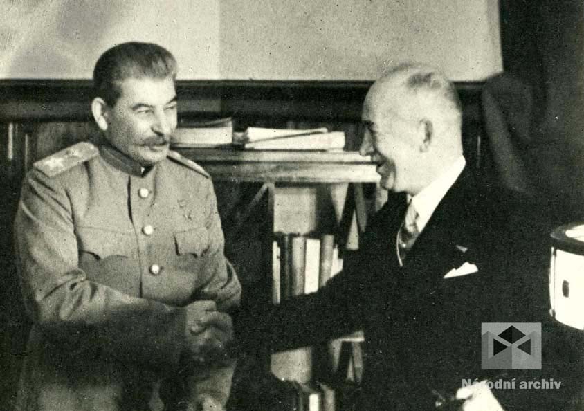 Beneš sa pozdravuje so Stalinom, Kremeľ december 1943.