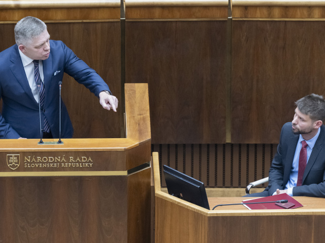 Na snímke vľavo predseda vlády Robert Fico (Smer-SD) a podpredseda NR SR Michal  Šimečka (PS) počas mimoriadnej schôdze k odvolávaniu ministra vnútra SR Matúša Šutaja Eštoka 23. novembra 2023 v Bratislave. Začala sa mimoriadna schôdza Národnej rady (NR) SR, na ktorej má minister vnútra Matúš Šutaj Eštok (Hlas) čeliť pokusu o odvolanie z funkcie. Rokovanie iniciovala opozícia.