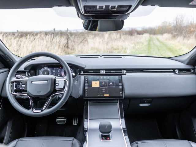 V kabíne je najväčšou zmenou nový infotainment PiVi Pro s jedinou 11,4 palcovou zakrivenou obrazovku. Analógové ovládače prakticky zmizli. Osamotený je aj volič 8-stupňovej prevodovky.