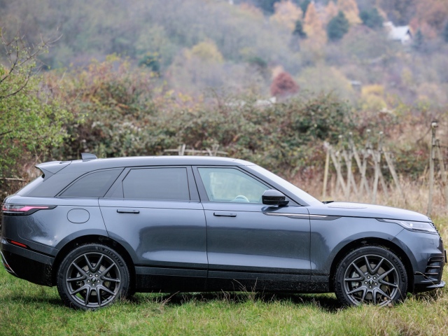 Práve dĺžka takmer 4,8 metra stojí za tým, že Velar mnohí považujú za luxusné SUV, ktoré konkuruje napríklad BMW X5 alebo Mercedsu-Benz GLE. V skutočnosti patrí o stupienok nižšie. Veľký formát mu ale naozaj svedčí.