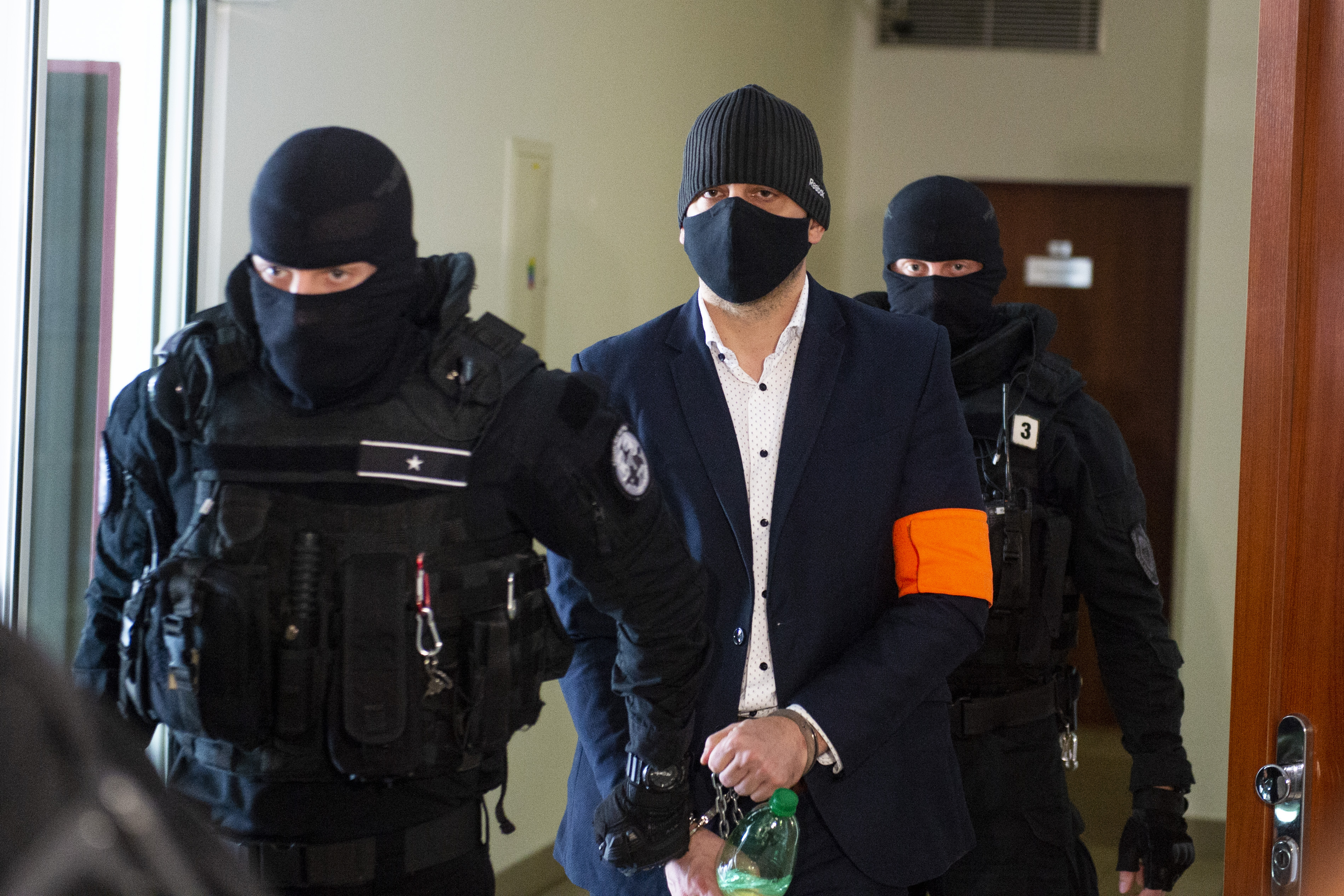 Peter Gašparovič počas príchodu na pojednávanie na Špecializovanom trestnom súde (ŠTS) 21. októbra 2021 v Pezinku.