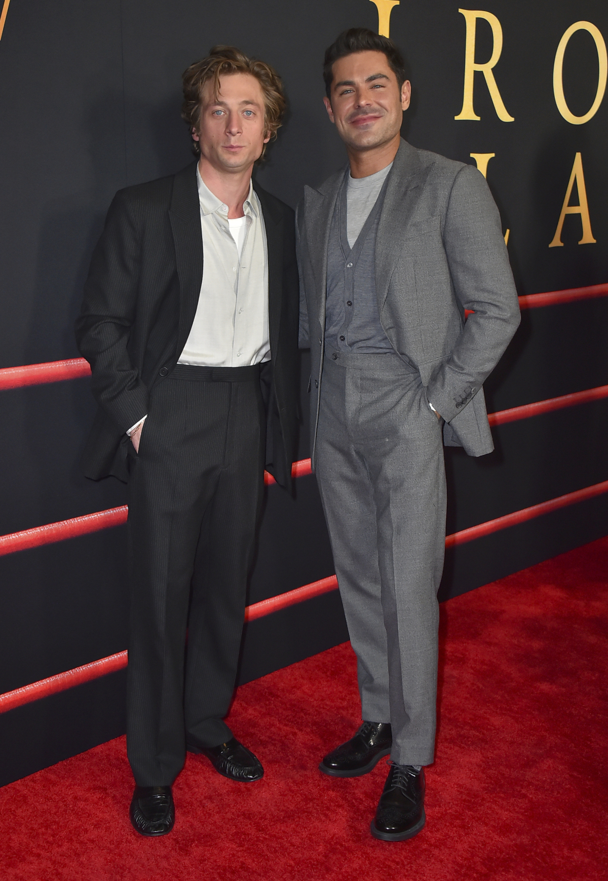 Jeremy Allen White (vľavo) a Zac Efron
