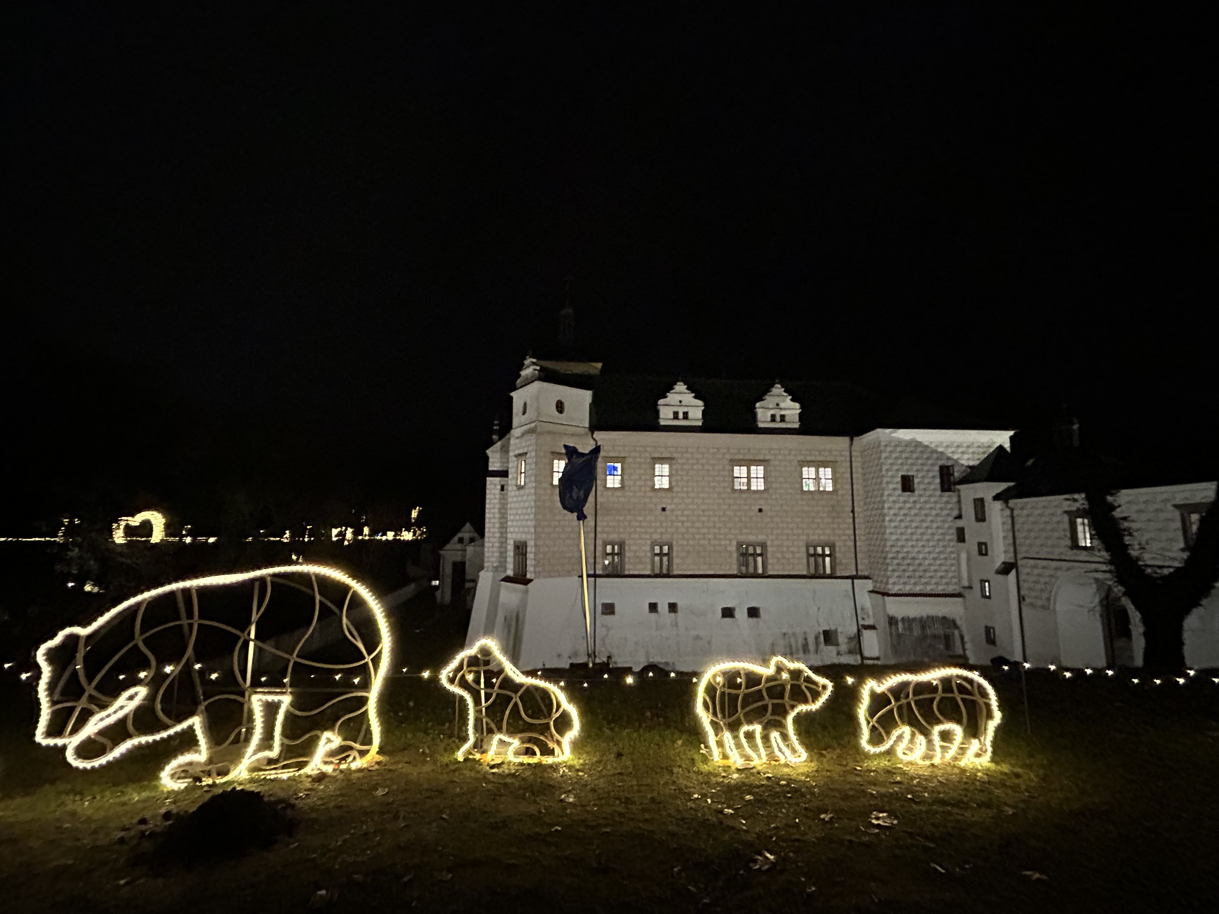 Pardubický zámok a svetelné sochy počas adventnej výstavy Světla vyprávějí.