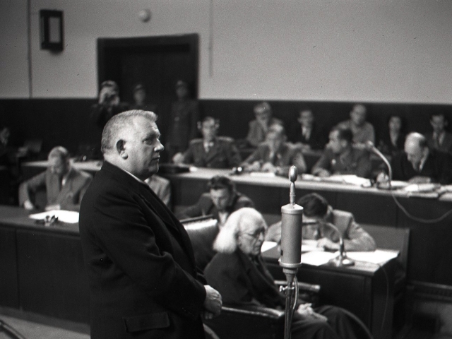 Jozef Tiso pred Národným súdom v Bratislave na snímke z roku 1947. (Na invalidom vozíku sedí niekdajší predseda vlády vojnového slovenského štátu Vojtech Tuka, ktorého tiež popravili.)