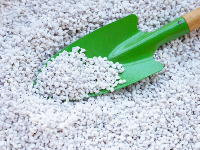 Agroperlit alebo perlit je prírodný a sterilný materiál bez obsahu živín, ktorý vytvára vhodné podmienky na rýchle a rovnomerné zakoreňovanie odrezkov a klíčenie semien.