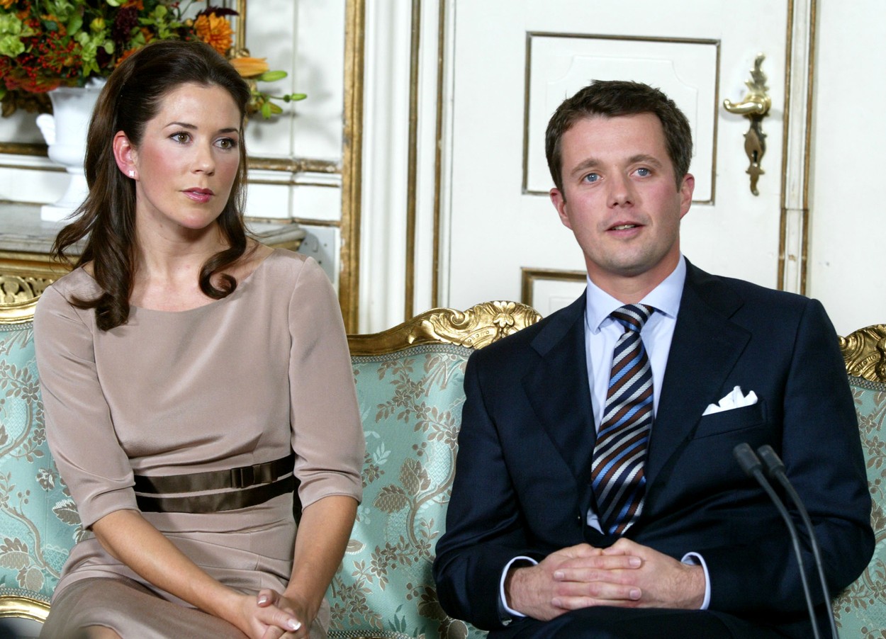Princezná Mary (ešte ako Mary Donaldson) a princ Frederik v roku 2003, keď ohlásili zasnúbenie.