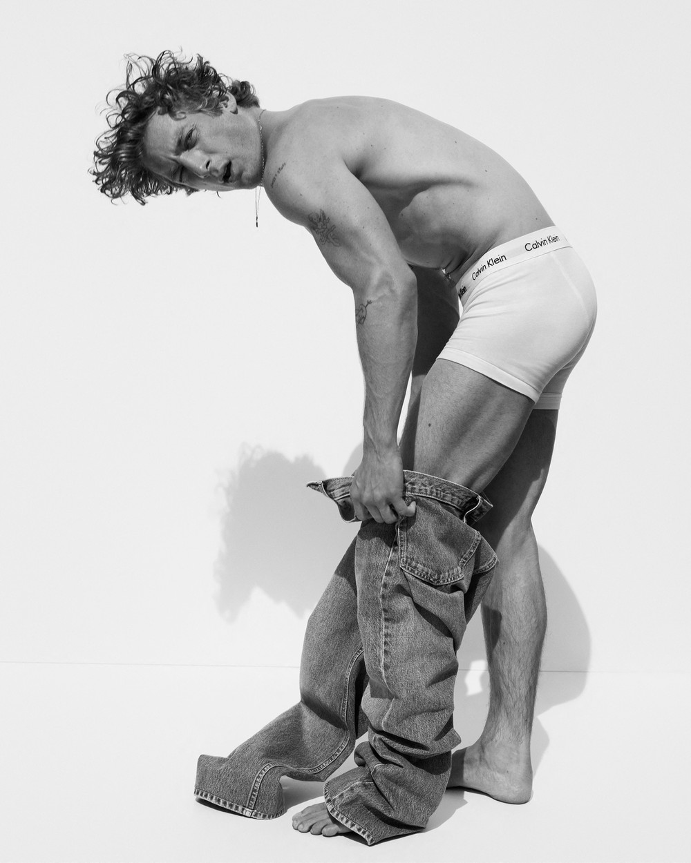 Herec Jeremy Allen White sa objavil v novej reklamnej kampani na spodnú bielizeň značky Calvin Klein. Jeho zábery ovládli internet aj sociálne siete.
