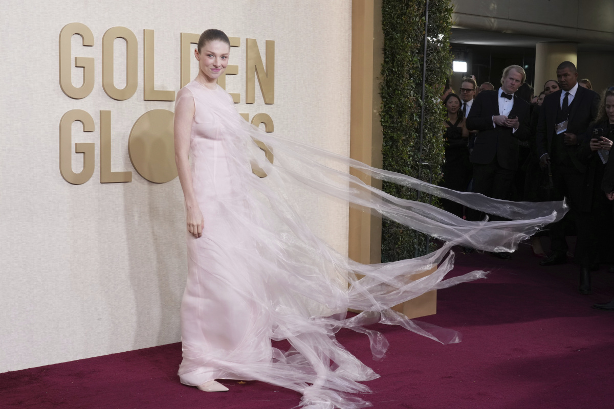 Herečka Hunter Schafer v kreácii z dielne Prada.