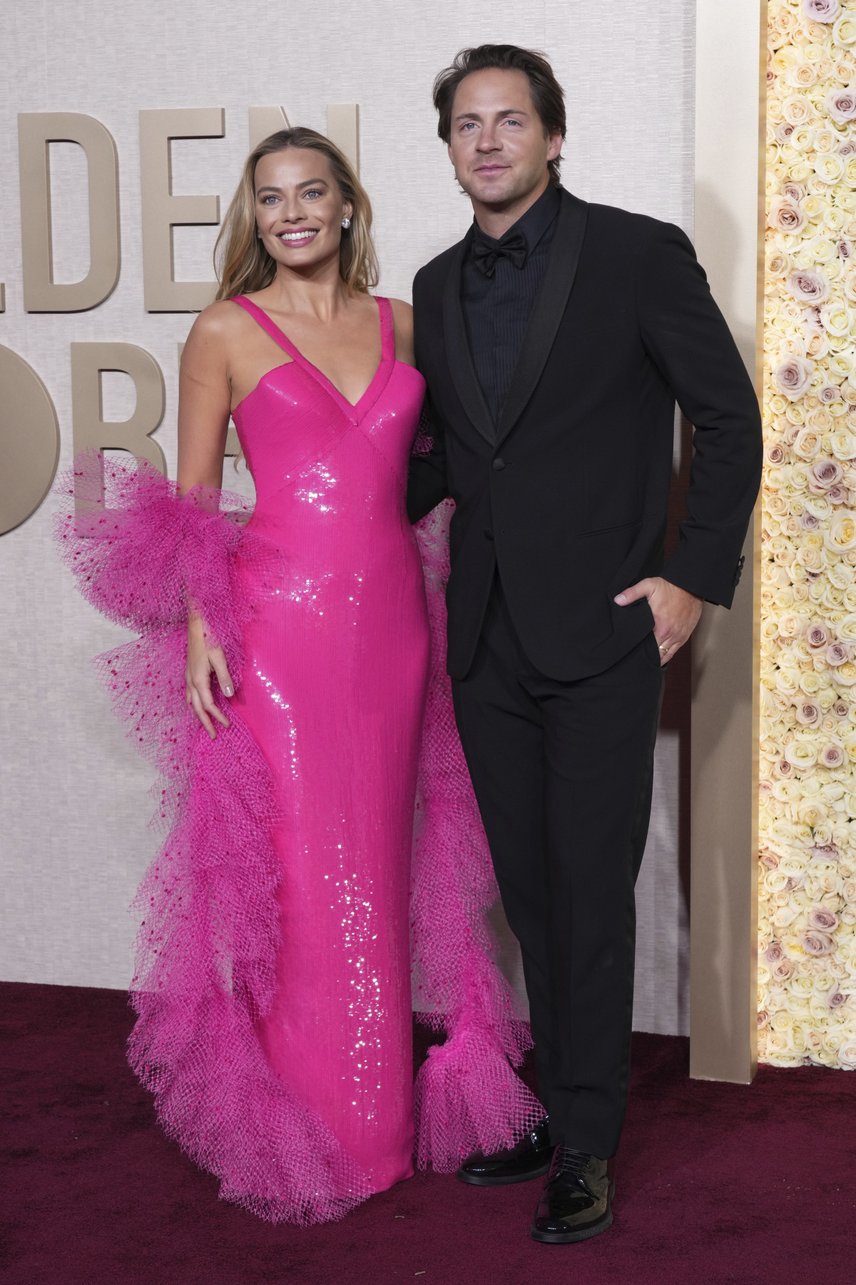 Herečka Margot Robbie v ostroružovej kreácii Armani Privé.